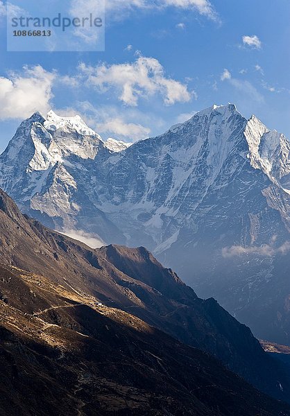 Schneebedeckte Berge über dem Tal