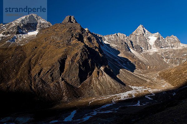 Schneebedeckte Berge über dem Tal