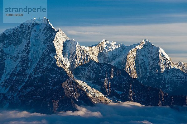 Schneebedeckte Berge über dem Tal