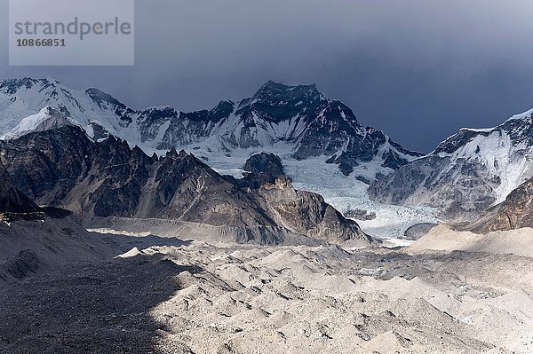 Verschneite Berge mit Blick auf staubiges Tal