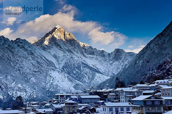 Berg mit Blick auf verschneites Dorf