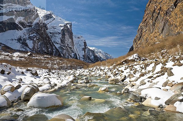 Fluss in verschneiter Berglandschaft