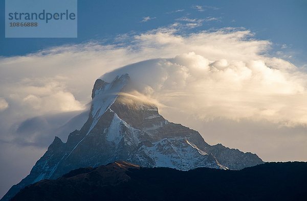 Schneebedeckte Berggipfel und Wolken