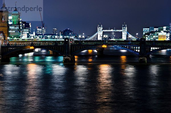 Londoner Brücken bei Nacht beleuchtet