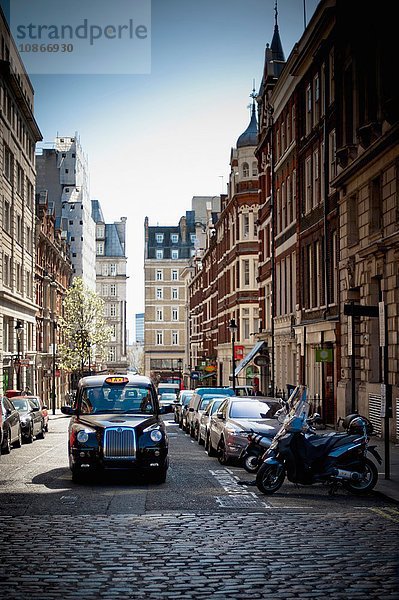 Taxifahren auf gepflasterter Londoner Straße
