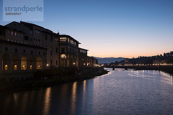 Gebäude an der Uferpromenade von Florenz in der Abenddämmerung