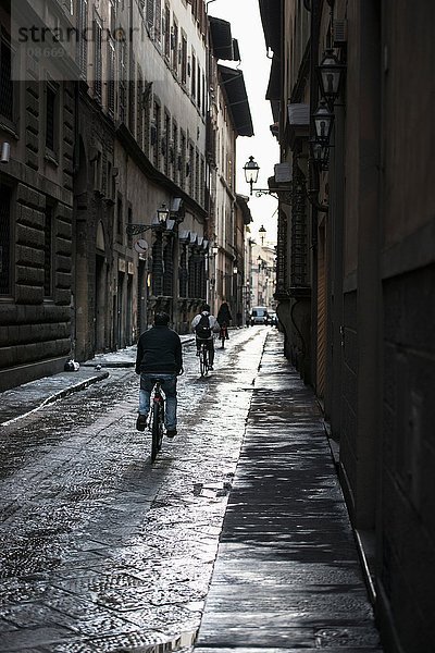 Mann fährt Fahrrad auf Stadtstraße