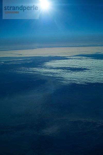 Luftaufnahme von Berg und Wolken  Mongolei