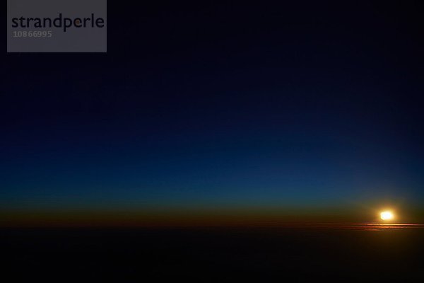 Luftaufnahme des Sonnenaufgangs über einer Wolkenlandschaft