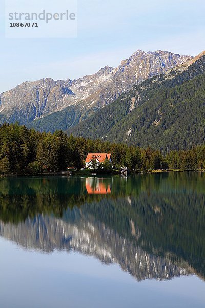 Berge spiegeln sich im noch ländlichen See