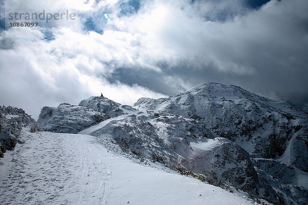 Wanderer auf verschneiter Bergspitze