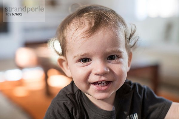 Porträt eines kleinen Jungen  der lächelnd in die Kamera schaut