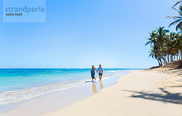 Erwachsenes Paar beim Strandspaziergang  Dominikanische Republik  Karibik