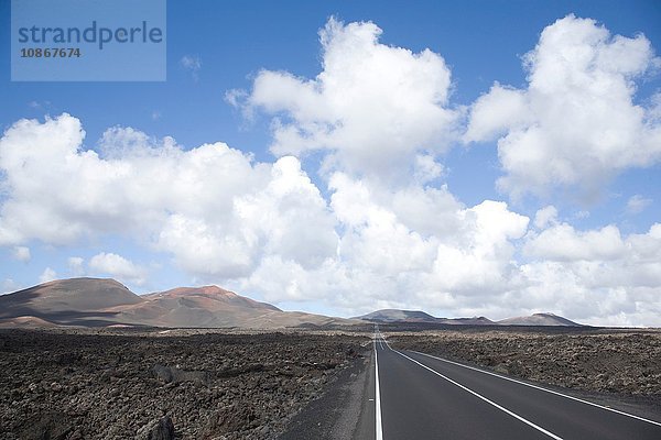 Leere Straße  Timanfaya-Nationalpark  Lanzarote  Kanarische Inseln  Teneriffa  Spanien