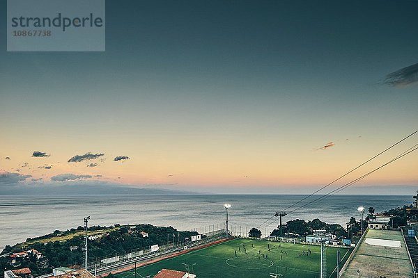 Fussball-Sportplatz mit Flutlicht an der Küste  Taormina  Sizilien  Italien