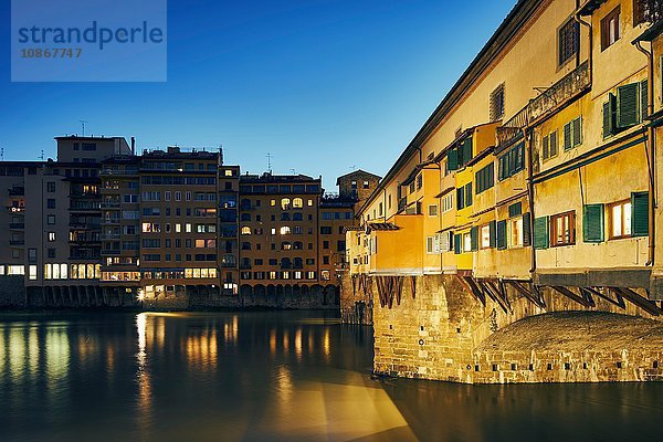 Blick auf den Arno bei Nacht  Florenz  Italien