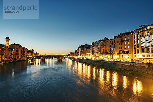 Stadtbild des Arno bei Nacht  Florenz  Italien