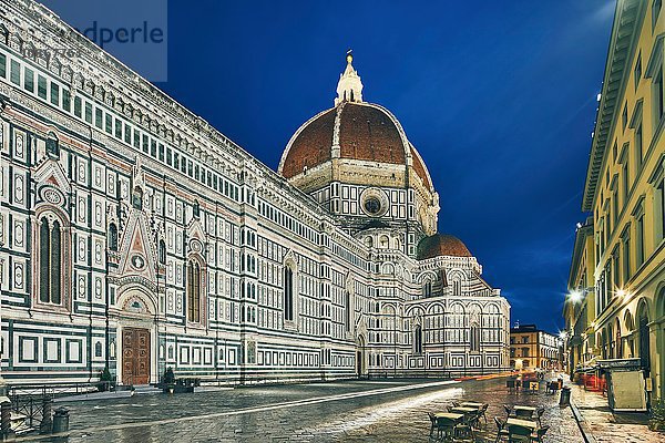 Ansicht der Kathedrale von Florenz bei Nacht  Florenz  Italien