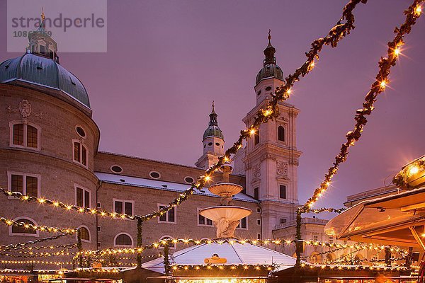Weihnachtsbeleuchtung und Gebäude auf dem Christkindlmarkt  Salzburg  Österreich