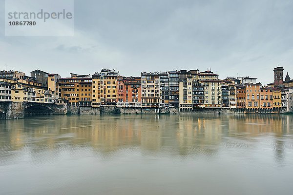 Blick auf den Arno und das Ufer des Arno  Florenz  Italien