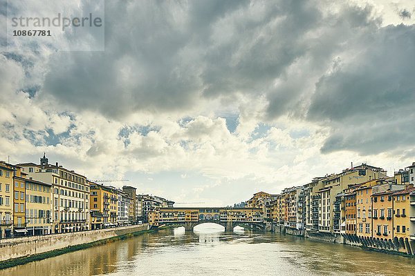 Blick auf den Arno und Ponte Vecchio  Florenz  Italien