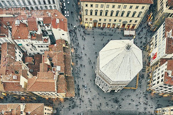 Draufsicht auf die Touristen und das Baptisterium St. Johannes  Florenz  Italien