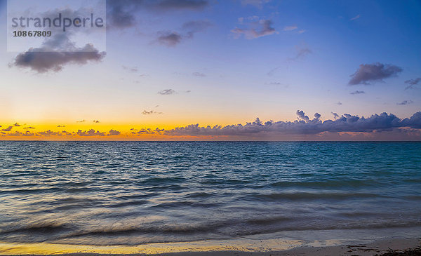 Sonnenuntergang Meereslandschaft  Dominikanische Republik  Karibik