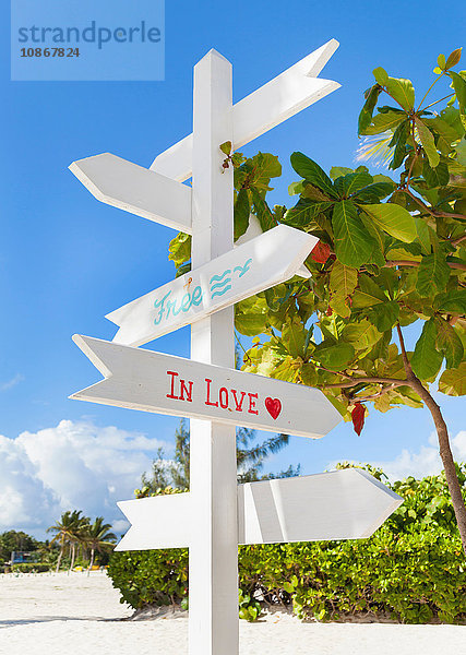 Weißes touristisches Hinweisschild am Strand  Dominikanische Republik  Karibik