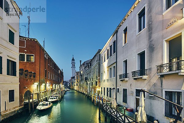 Kanal und traditionelle Häuser am Wasser in der Abenddämmerung  Venedig  Italien