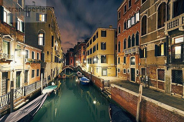 Ansicht des Kanals und traditioneller Häuser am Wasser bei Nacht  Venedig  Italien