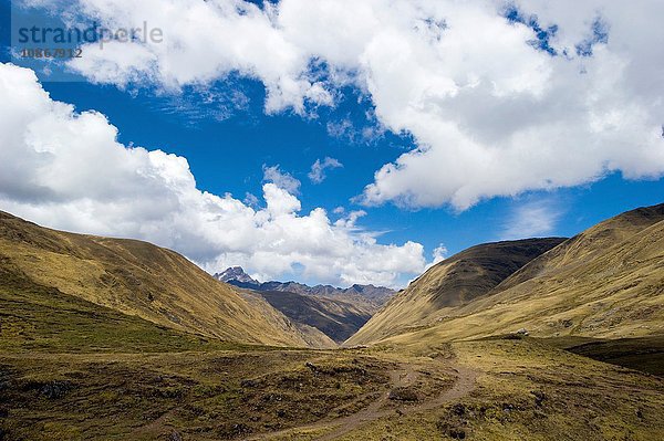 Abstieg durch die Pampa nach Punta Carretera im Urubamba-Gebirge  Peru