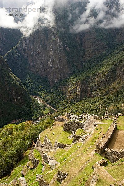 Blick ins Tal  Nebel am frühen Morgen bei Machu Picchu  Peru