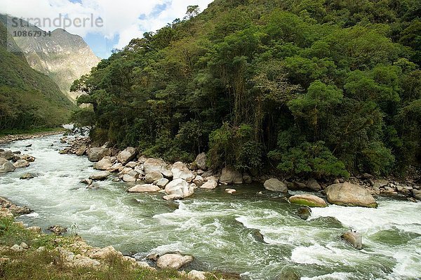 Blick auf die Zugfahrt von Aguas Calientes nach Ollantaytambo  Peru