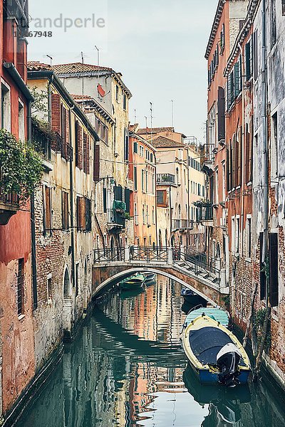 Brücke über den engen Kanal  Venedig  Italien