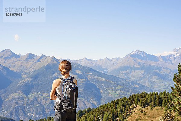 Rückansicht einer Wanderin mit Blick auf die Berglandschaft  Aostatal  Aosta  Italien