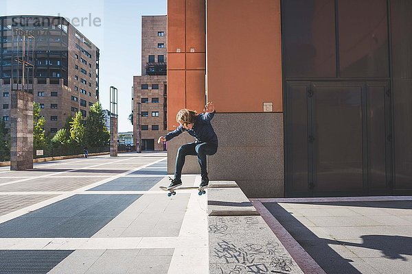 Junge männliche Skateboarder skateboarden in der Stadt