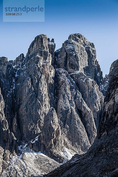 Blick auf schroffe Bergfelsformation  Dolomiten  Italien