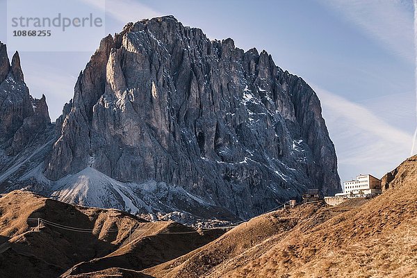 Zerklüftete Berglandschaft und Hangbebauung  Dolomiten  Italien