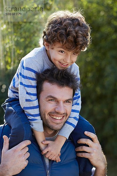 Vater trägt lächelnden Sohn auf den Schultern
