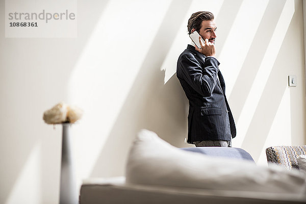 Geschäftsmann spricht auf Smartphone im Hotelzimmer  Dubai  Vereinigte Arabische Emirate