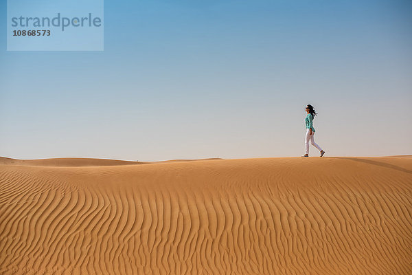 Touristin zu Fuß auf Wüstendüne  Dubai  Vereinigte Arabische Emirate