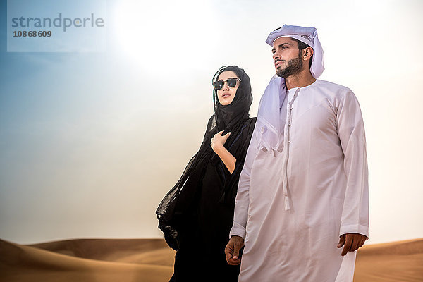 Paar in traditioneller nahöstlicher Kleidung in der Wüste  Dubai  Vereinigte Arabische Emirate