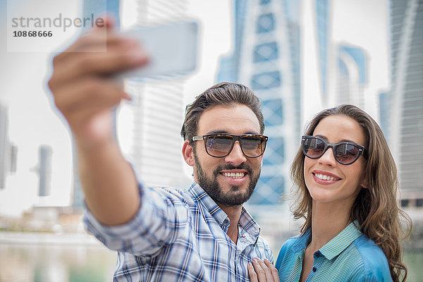 Touristenpaar mit Smartphone-Selfie  Dubai  Vereinigte Arabische Emirate