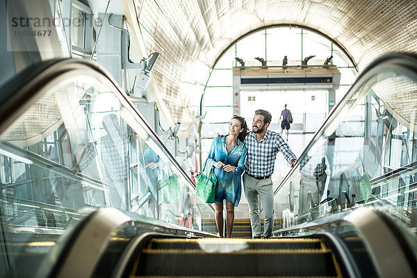 Touristenpaar fährt die Rolltreppe in einem Einkaufszentrum hoch  Dubai  Vereinigte Arabische Emirate