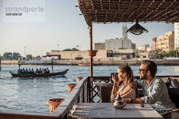 Romantisches Paar beim Fotografieren aus dem Hafencafé von Dubai  Vereinigte Arabische Emirate