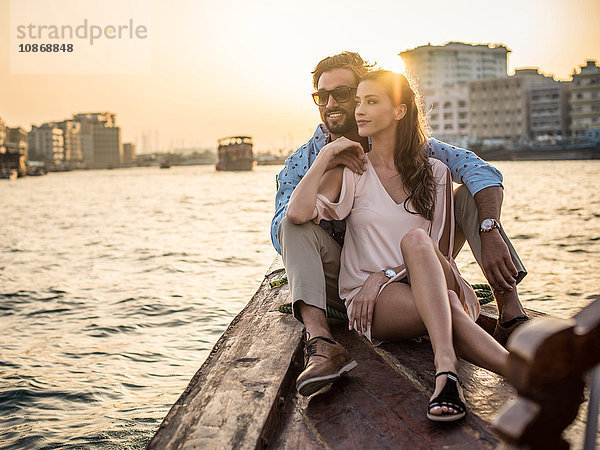 Romantisches Paar sitzt auf einem Boot im Yachthafen von Dubai  Vereinigte Arabische Emirate