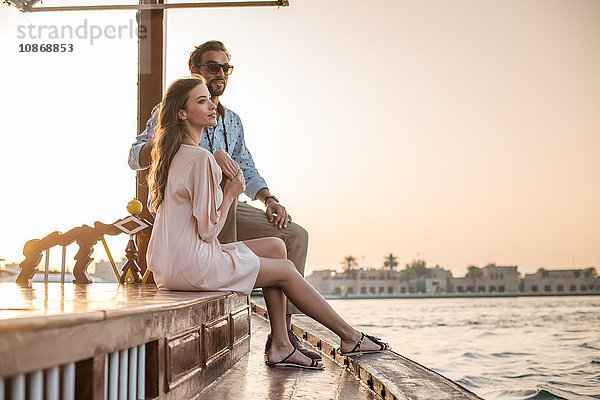 Romantisches Paar schaut vom Boot aus im Hafen von Dubai zu  Vereinigte Arabische Emirate