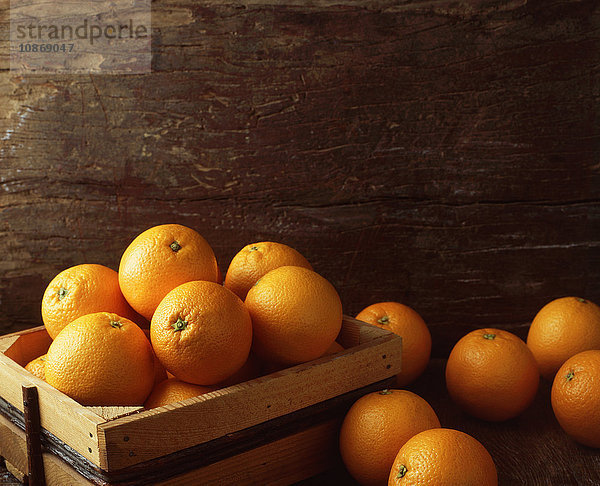 Orangen in Holzkiste