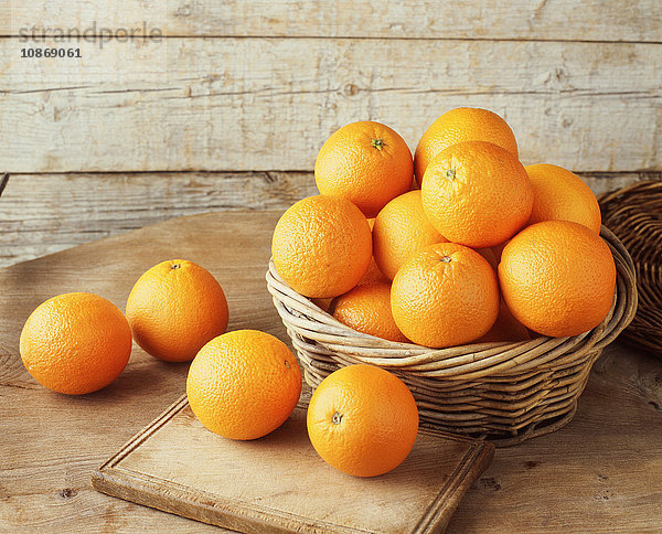Orangen im Weidenkorb