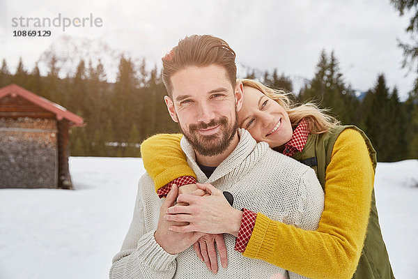 Porträt eines romantischen Paares im Schnee  Elmau  Bayern  Deutschland